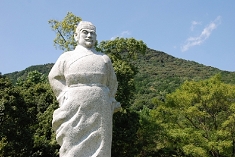 金立山と徐福像